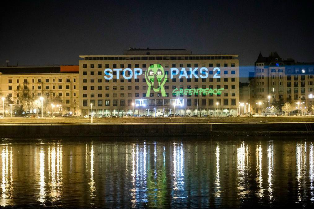 
Aktivister från Greenpeace projicerar slagord mot utbyggnaden av Paks på en byggnad i Budapest, under en protest 2014. Foto: Balazs Mohai/AP/TT
                                            