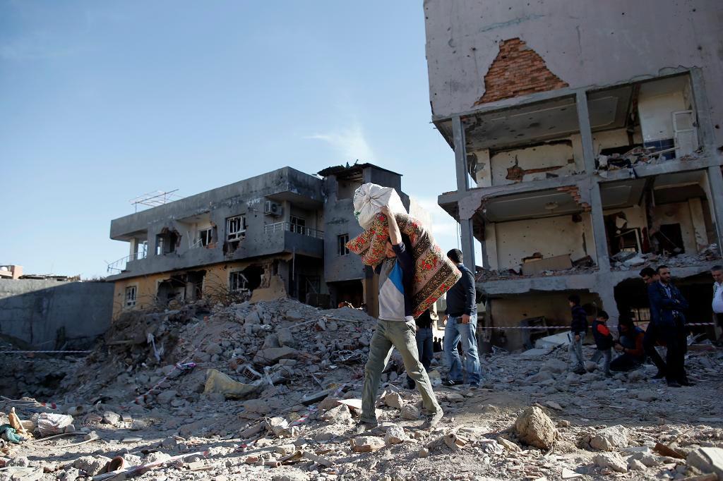 
Civila har drabbats hårt av striderna mellan den turkiska militären och PKK-gerillan. Foto: Emrah Gurel/AP/TT-arkivbild                                            