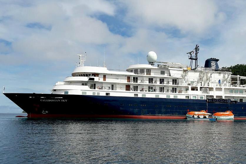 
Kryssningsfartyget M/S Caledonian Sky fastnade på ett rev i arkipelagen Raja Ampat i Indonesien. Korallrevet fick omfattande skador, enligt indonesisk expertis. Bilden togs i samband med olyckan. Foto: Ruben Sauyai/AFP/TT                                            