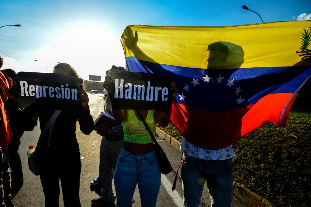 
Här demonstrerar studenter på motorvägen  i Caracas emot president Nicolás Maduro. Foto: Juan Barreto /AFP/Getty Images                                            