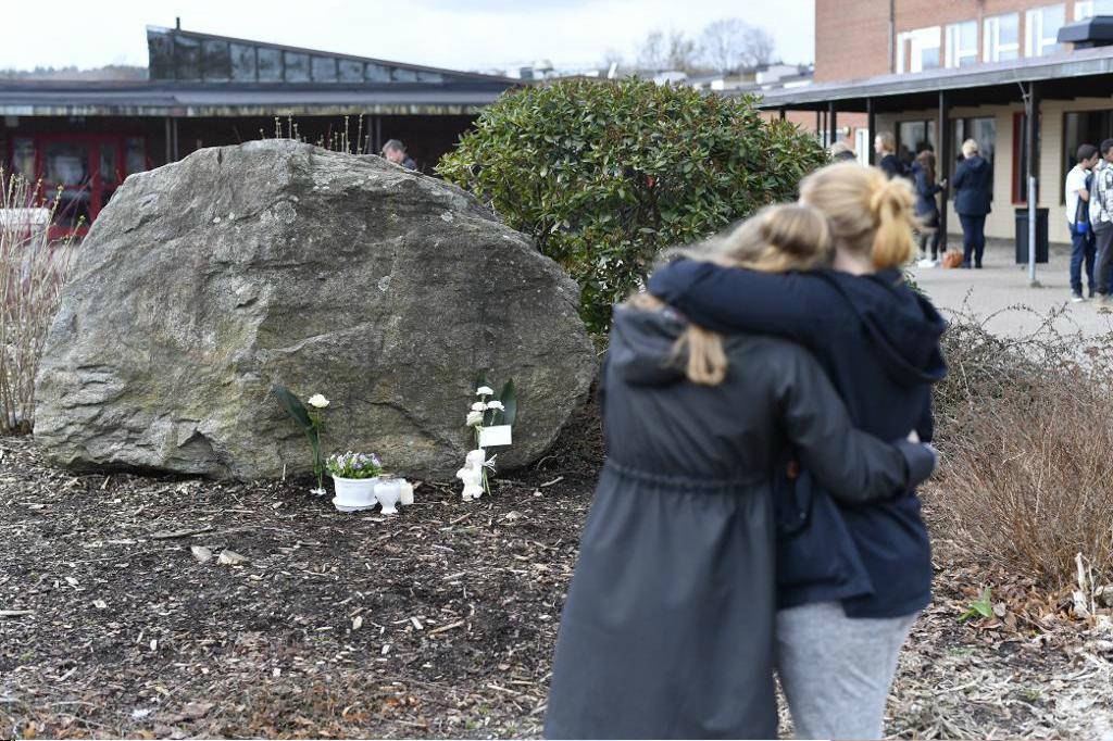 


På bussen fanns högstadieelever från Ängskolan, Skene. Foto: Björn Larsson Rosvall /TT                                                                                                                                        