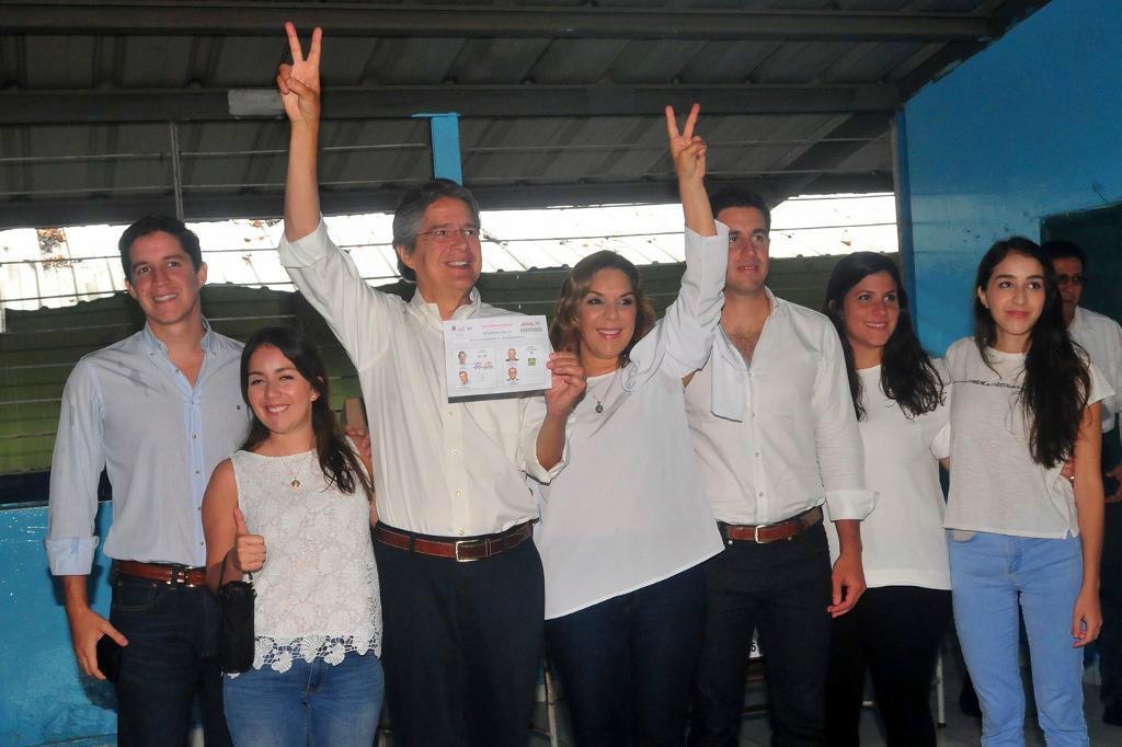 
Guillermo Lasso hade med sig familjen under valdagen. Foto: Jose Sanchez/AP/TT                                            