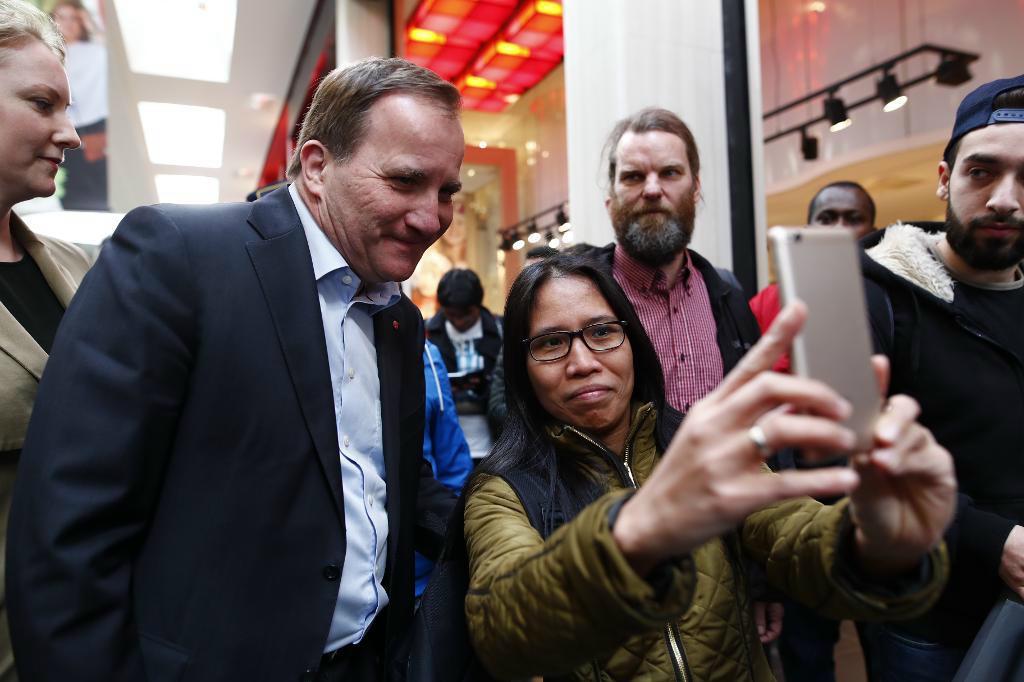 

Statsminister Stefan Löfven (S) går på en rundvandring tillsammans med representanter från socialtjänsten, polisen och kommunen för att ta del av trygghetsarbetet i Nordstanområdet. Foto: Thomas Johansson/TT                                                                                        