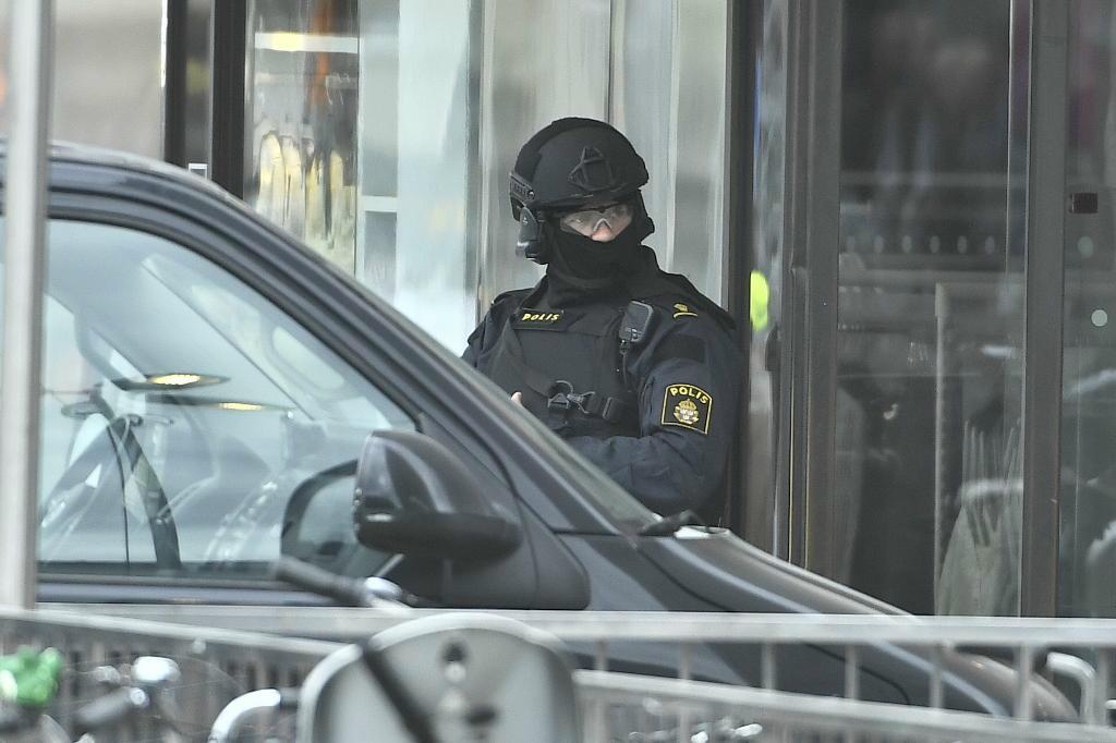 

Kungen och en rad politiker kommenterar nu dådet på Drottninggatan.  Foto: Claudio Bresciani/TT                                                                                        