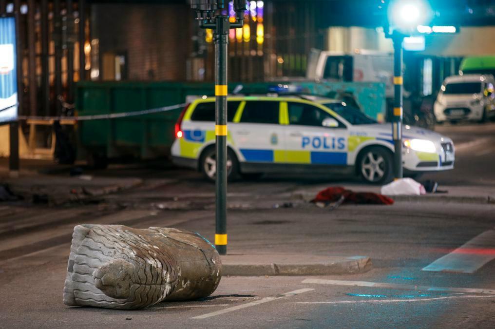 
Polis, ambulans och räddningstjänst var snabbt på plats efter lastbilsdådet på Drottninggatan. Foto: Fredrik Persson/TT                                            