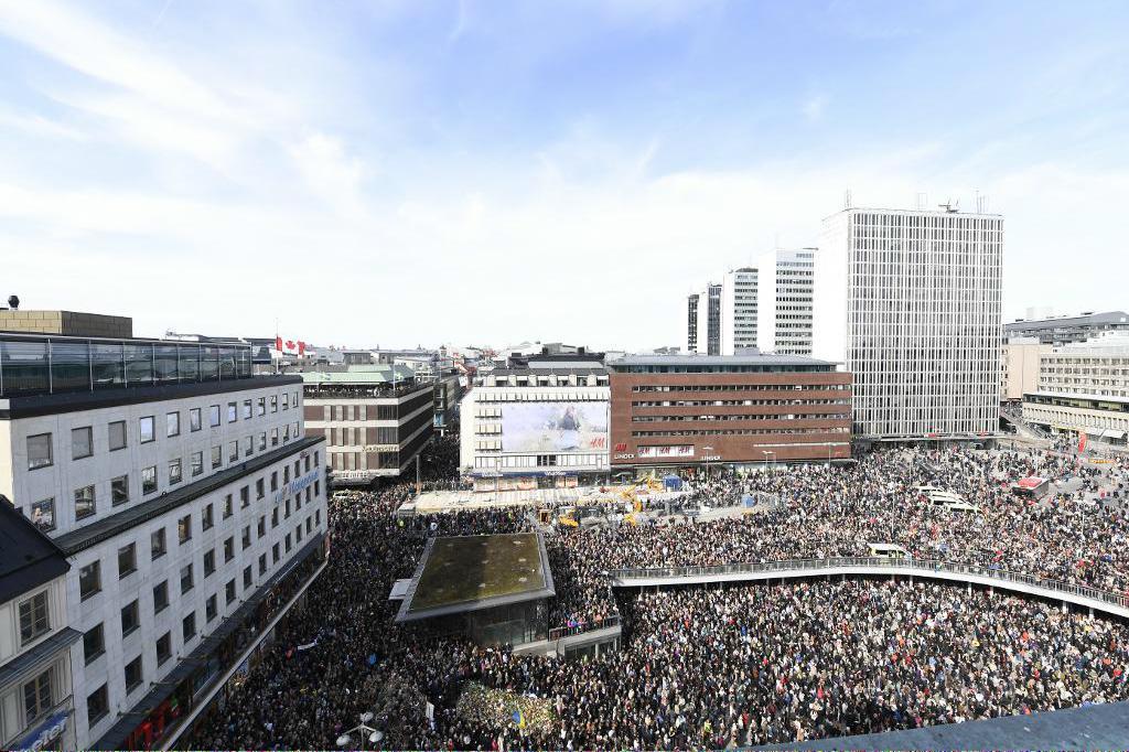 
Tusentals människor fyllde snabbt Sergels torg. Foto: Maja Suslin/TT                                            