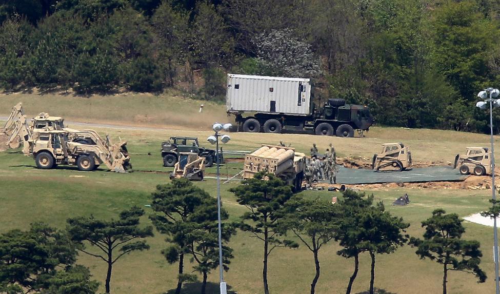 

Amerikansk militär installerar THAAD på en före detta golfbana i Seongju i Sydkorea. Arkivbild. Foto: Shon Hyung-joo/AP/TT                                                                                        