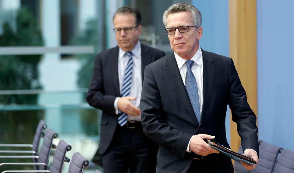 


Tysklands inrikesminister Thomas de Maizière (till höger) och Frank-Jürgen Weise, chef för den tyska migrationsmyndigheten Bamf. Foto: Michael Sohn/AP/TT-arkivbild                                                                                                                                    