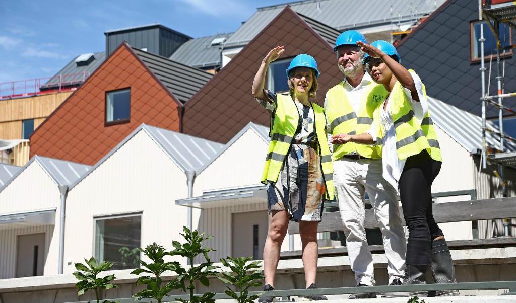 Miljöpartiets Peter Eriksson, Alice Bah Kuhnke och Karolina Skog på rundvandring i den nya stadsdelen Vallastaden som ska uppföras på ett hållbart och nytänkande sätt. Foto: Jeppe Gustafsson / TT