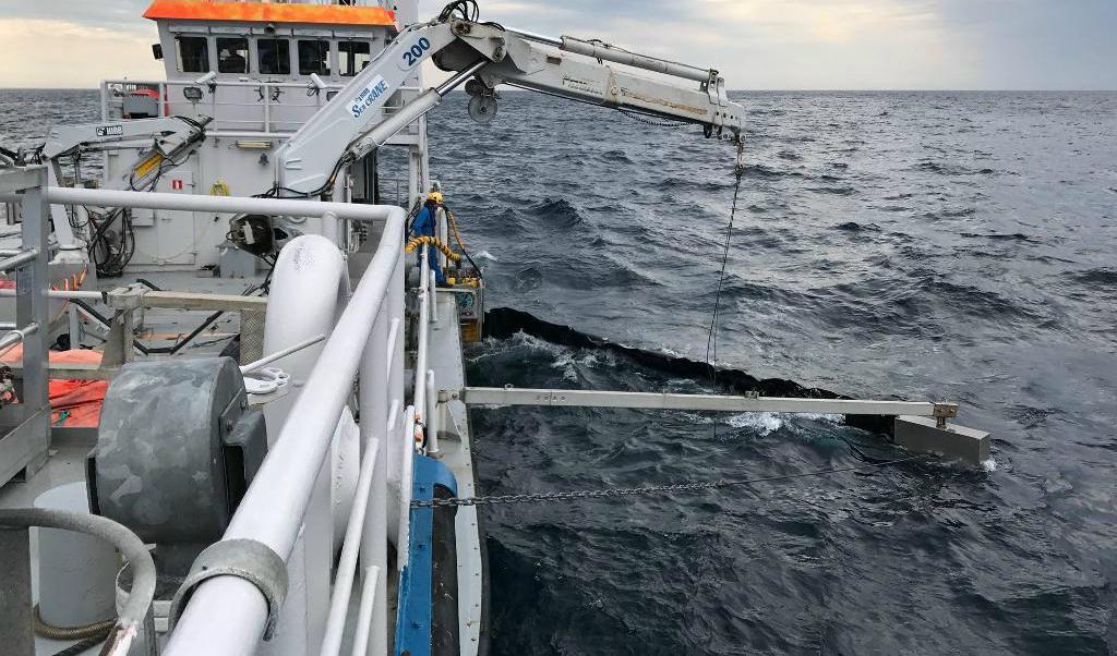 
En del av oljan från utsläppet i lördags har nått land. Totalt har dock drygt 6 000 liter tagits om hand ute till havs. Foto: TT                                            