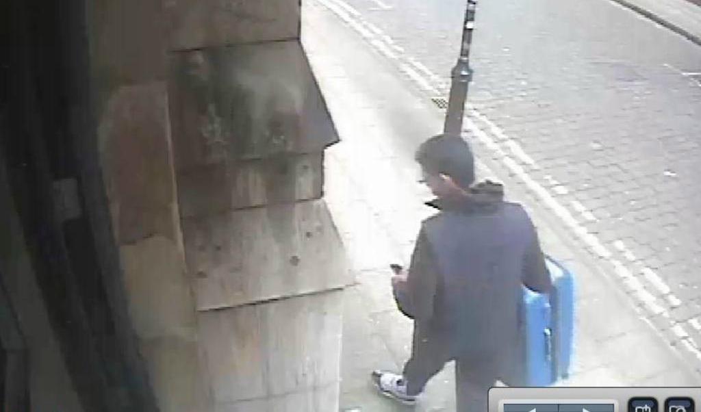 
På bilden syns självmordsbombaren Salman Abedi när han släpar på en blå resväska, som polisen vill hitta. Foto: AP/TT-arkivbild                                            