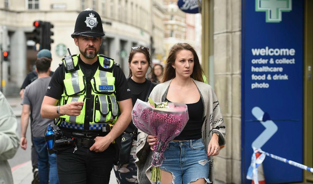 
En kvinna är på väg att lägga blommor vid London Bridge på söndagen. Foto: David Mirzoeff/AP/TT                                            