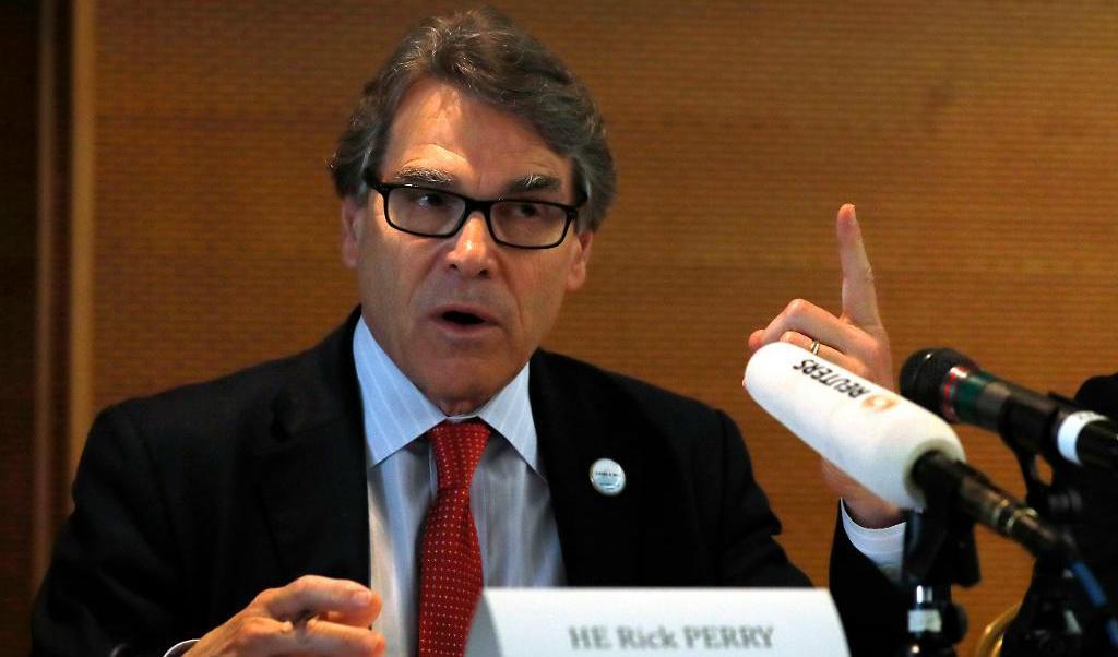 

"Jag är glad att han har inställningen att utsläppen ska minska, men sedan har vi givetvis olika syn på klimatavtalet", säger Ibrahim Baylan efter sitt möte med USA:s energiminister Rick Perry (bilden) i Peking. Foto: Andy Wong/AP/TT                                                                                        