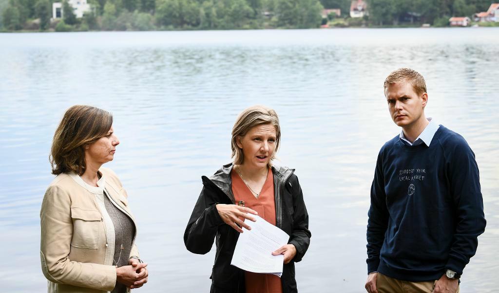 Klimatminister samt vice statsminister Isabella Lövin, miljöminister Karolina Skog och utbildningsminister Gustav Fridolin presenterar under dagens pressträff i Vittsjö. Foto:
Johan Nilsson/TT