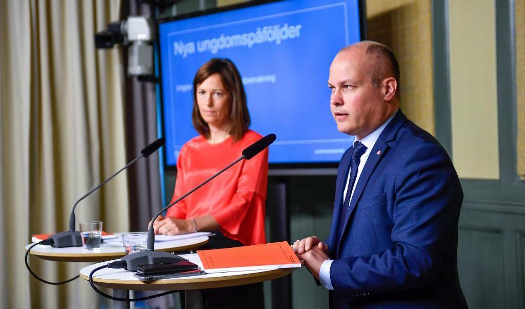 
Justitieminister Morgan Johansson (S) tog emot utredningen om nya påföljder för unga lagöverträdare av utredaren, hovrättsrådet Karin Sandahl. Foto: Vilhelm Stokstad/TT                                            