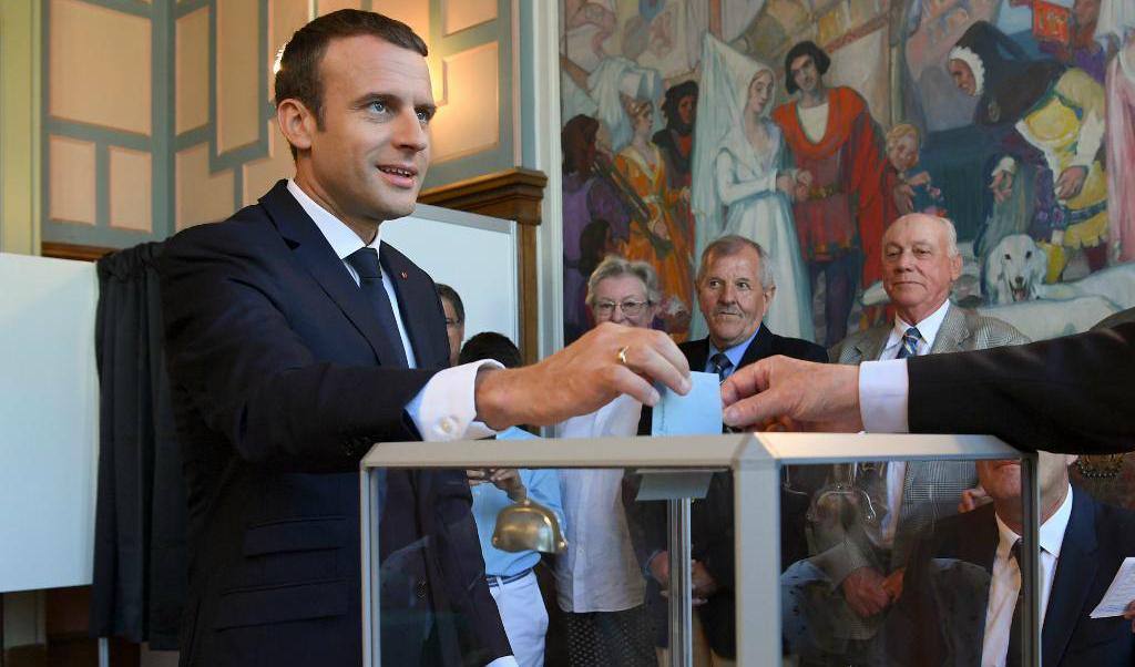 
President Emmanuel Macron röstade i Le Touquet i norra Frankrike på morgonen. Foto: Christophe Archambault/AP/TT                                            