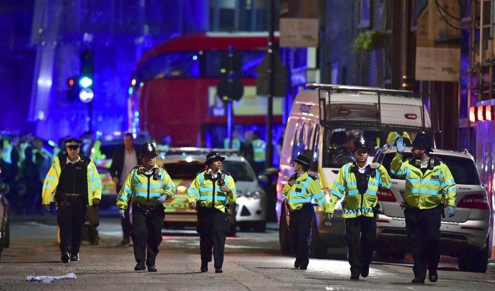 

Poliser på Borough Street efter händelsen. Foto: Dominic Lipinski/AP/TT                                                                                        