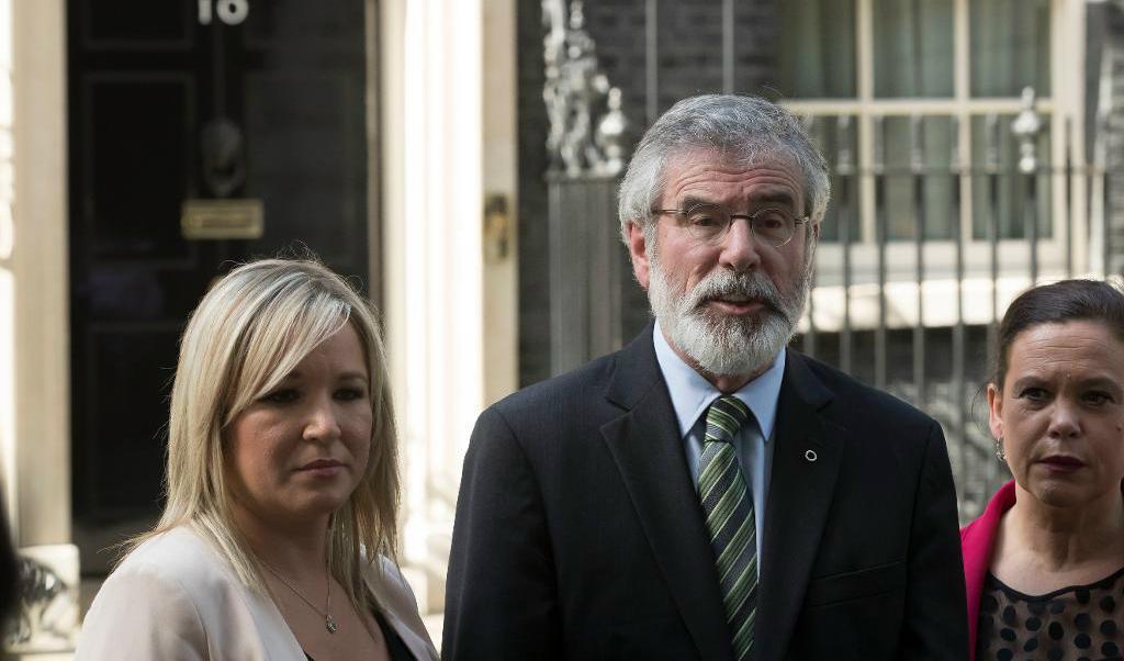 
Gerry Adams, ordförande för Sinn Féin (i mitten), tillsammans med Michelle OÂ´Neill (till vänster), partiets ledare på Nordirland. Arkivbild. Foto: Tim Ireland/ AP/ TT                                            