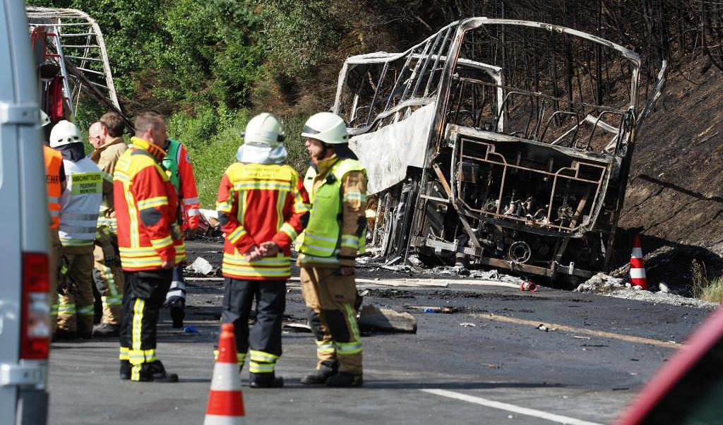 

Räddningspersonal och brandmän vid den utbrända bussen i Bayern. Foto: Nicolas Armer/DPA/AP/TT                                                                                        