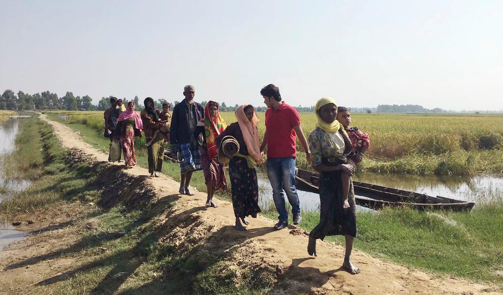 
Rohingyaflyktingar på väg över gränsen till Bangladesh. Personerna på bilden har inget med texten att göra. Foto: Amnesty International/AP/TT-arkivbild                                            