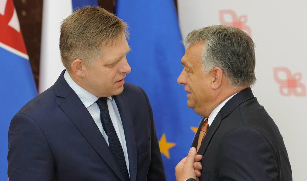 
Slovakiens premiärminister, Robert Fico, till vänster, och hans ungerska kollega Viktor Orbán i samtal inför ett möte med den tyska förbundskanslern Angela Merkel i fjol. Foto: Alik Keplicz/AP/TT                                            