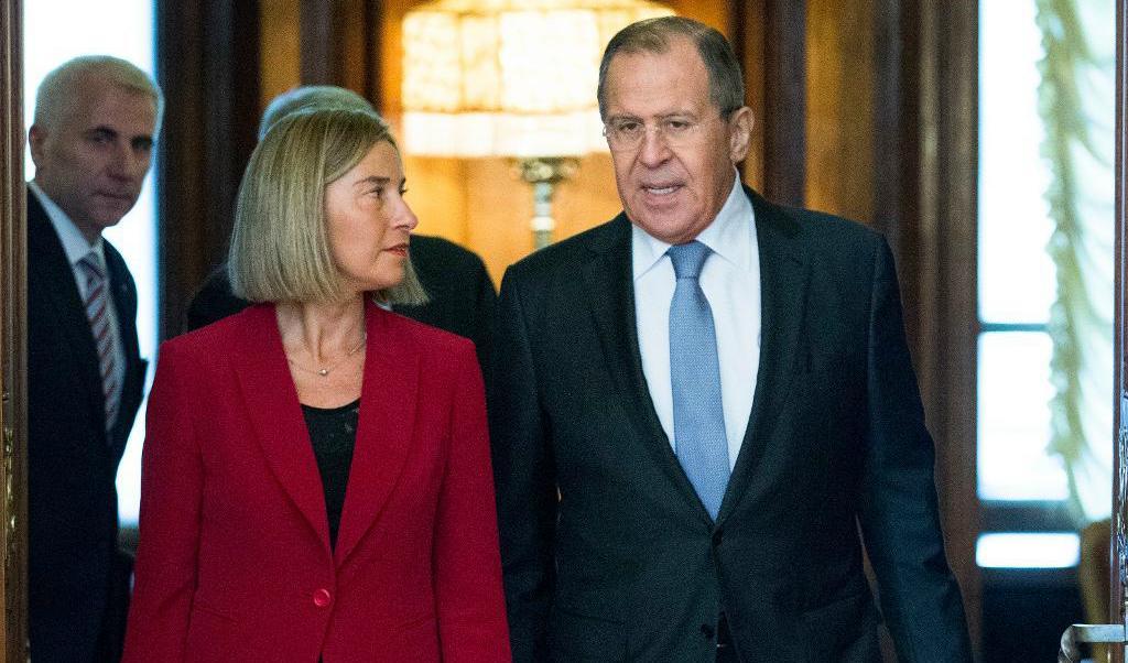 EU:s utrikeschef Federica Mogherini tillsammans med Rysslands utrikesminister Sergej Lavrov vid ett tidigare möte i Moskva i april i år. Foto: TT-arkivbild.