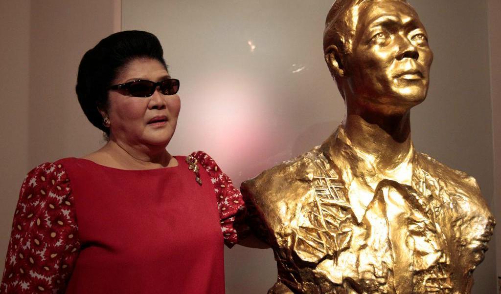 
Den före detta presidentfrun Imelda Marcos står bredvid en byst av maken, diktatorn Ferdinand Marcos, som avled i exil 1989. Foto: Aaron Favila/AP/TT-arkivbild                                            