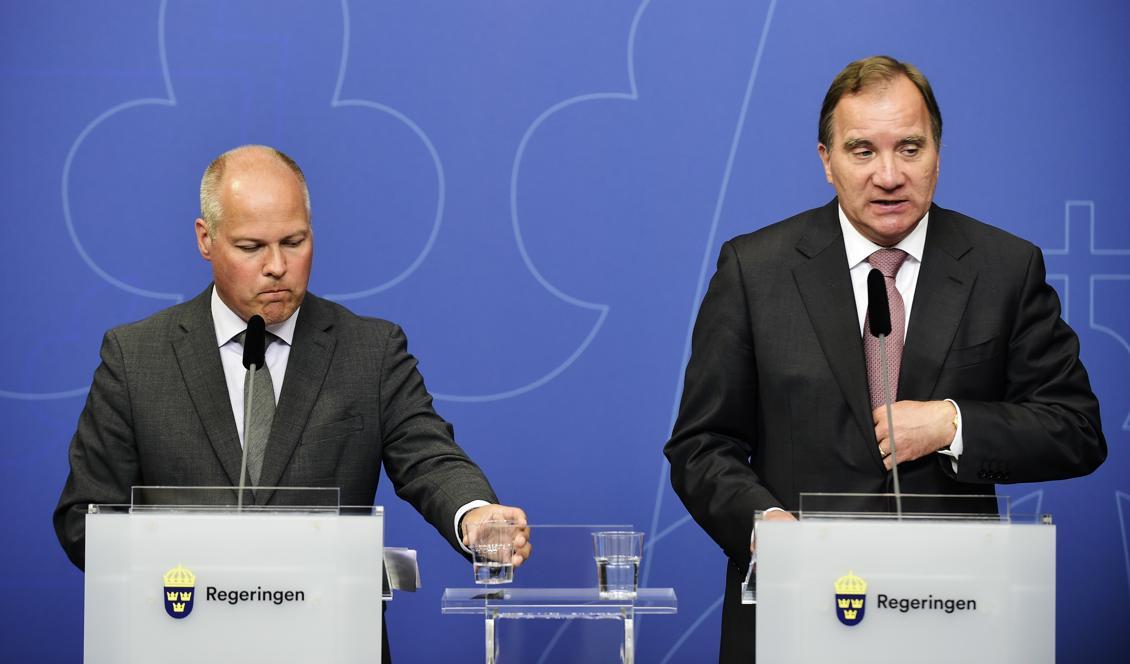 Statsminister Stefan Löfven (S) och justitie- och inrikesminister Morgan Johansson (S) håller pressträff i Rosenbad i Stockholm. Sverige kan komma att be Nato. Foto: Hossein Salmazadeh/TT