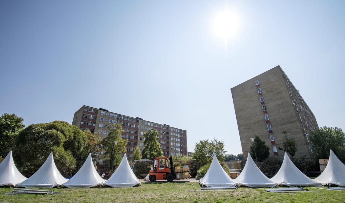 Bygget av tält, staket och scen är i full gång i Vänskapsparken i Rosengård i Malmö inför den nio dagar långa politikfestivalen Malmedalen med start på lördag. Foto: Johan Nilsson/TT