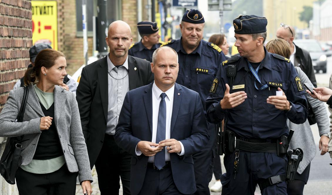 
Justitieminister Morgan Johansson (S) på rundvandring med polis i Malmö 2017. Foto: Johan Nilsson/TT-arkivbild                                            