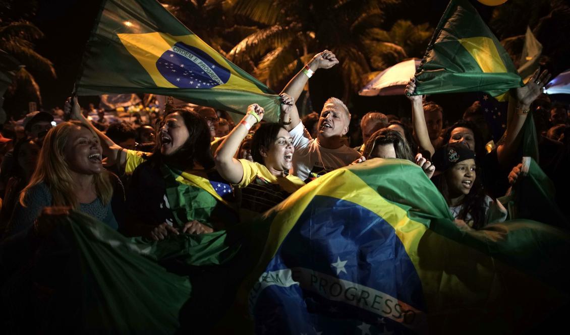 


Segerrrusiga Bolsonaroanhängare firar i Rio de Janeiro. Foto: Leo Correa/AP/TT                                                                                                                                    