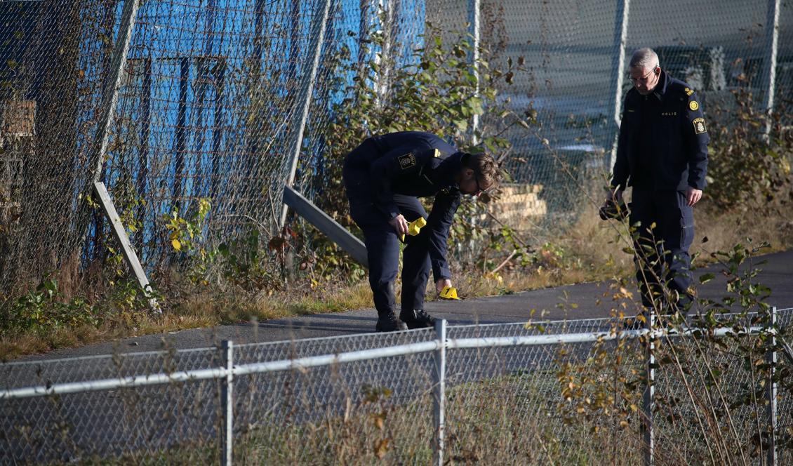 Polisens tekniker arbetar på platsen utanför festlokalen i Mölnlycke där minst åtta personer skadades i en skottlossning. Foto: Adam Ihse/TT