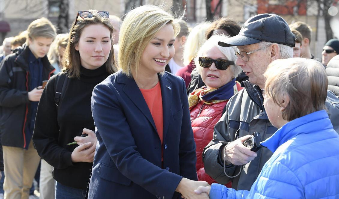 
KD-ledaren Ebba Busch Thor höll tal på Stora torget i Falun inför helgens omval. Foto: Ulf Palm/TT                                                