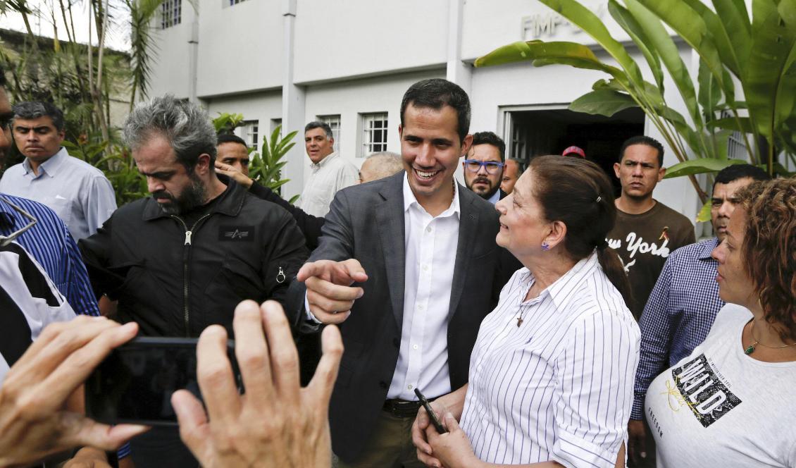 
Venezuelas oppositionsledare och självutnämnde interrimspresident Juan Guaidó med fackliga företrädare under tisdagen. Foto: Fernando Llano/AP/TT                                                