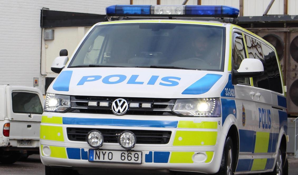 
Polisen tog det säkra före det osäkra och eskorterade en ambulans efter att ha rånats dagen innan. Foto: Epoch Times-arkivbild                                                