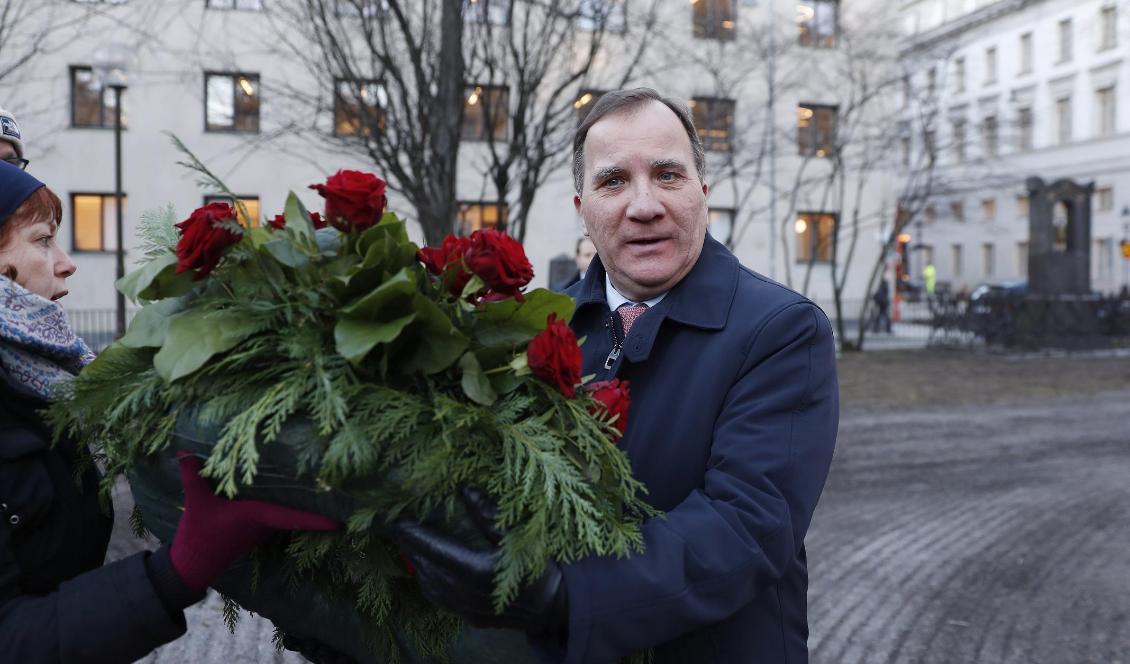 Statsminister Stefan Löfven med krans på Adolf Fredriks kyrkogård. Foto: Nils Petter Nilsson/TT