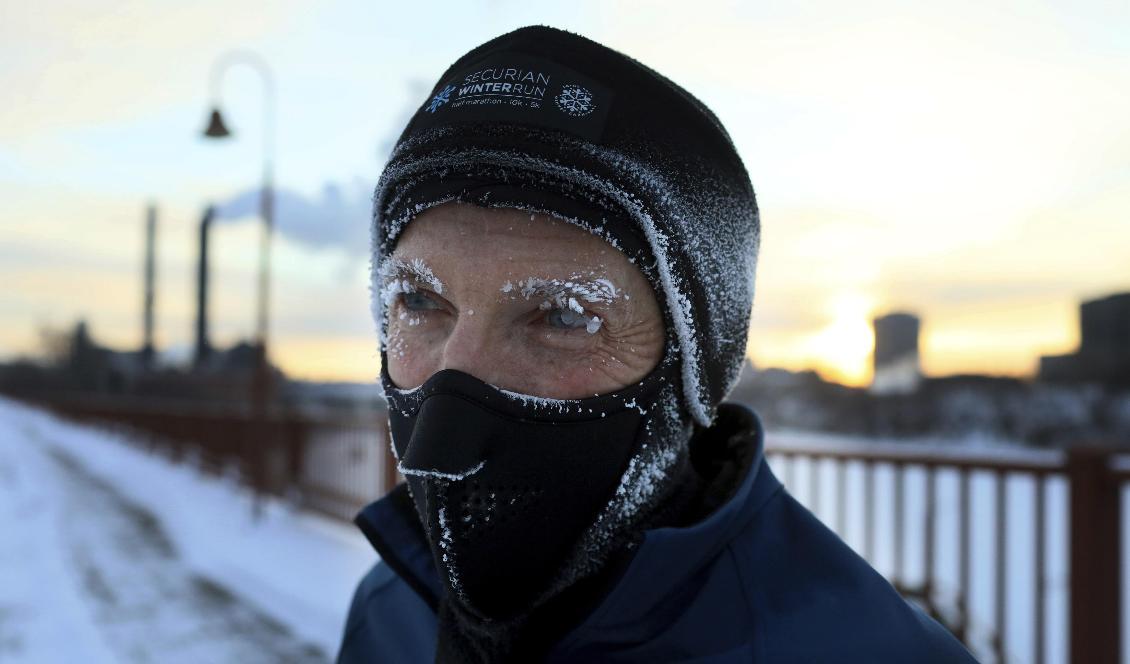 
Joggaren Evan Roberts trotsar kylan i Minneapolis, huvudstad i delstaten Minnesota. Foto: David Joles/AP/TT                                                