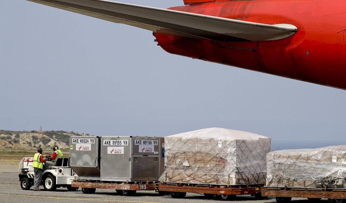 Ett kinesiskt fraktflygplan lastat med förnödenheter har landat på flygplatsen i Caracas. Foto: Natacha Pisarenko/AP/TT