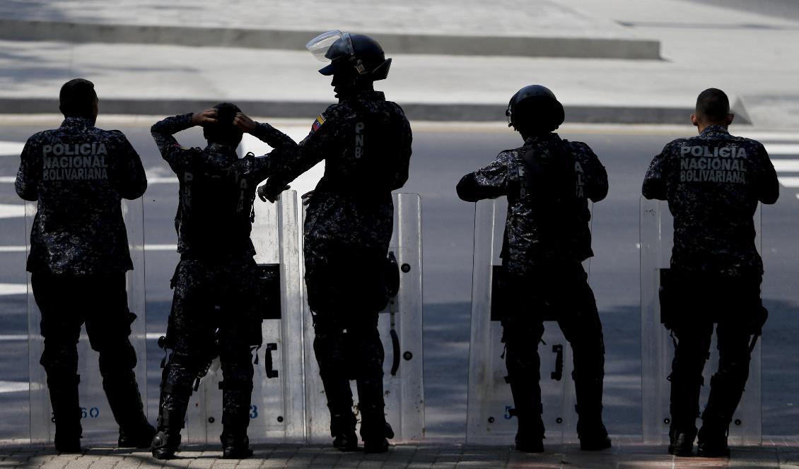 Venezuelansk kravallpolis väntar längs vägen för ett demonstrationståg i huvudstaden Caracas. Bilden är från i mars. Foto: Natacha Pisarenko/AP/TT