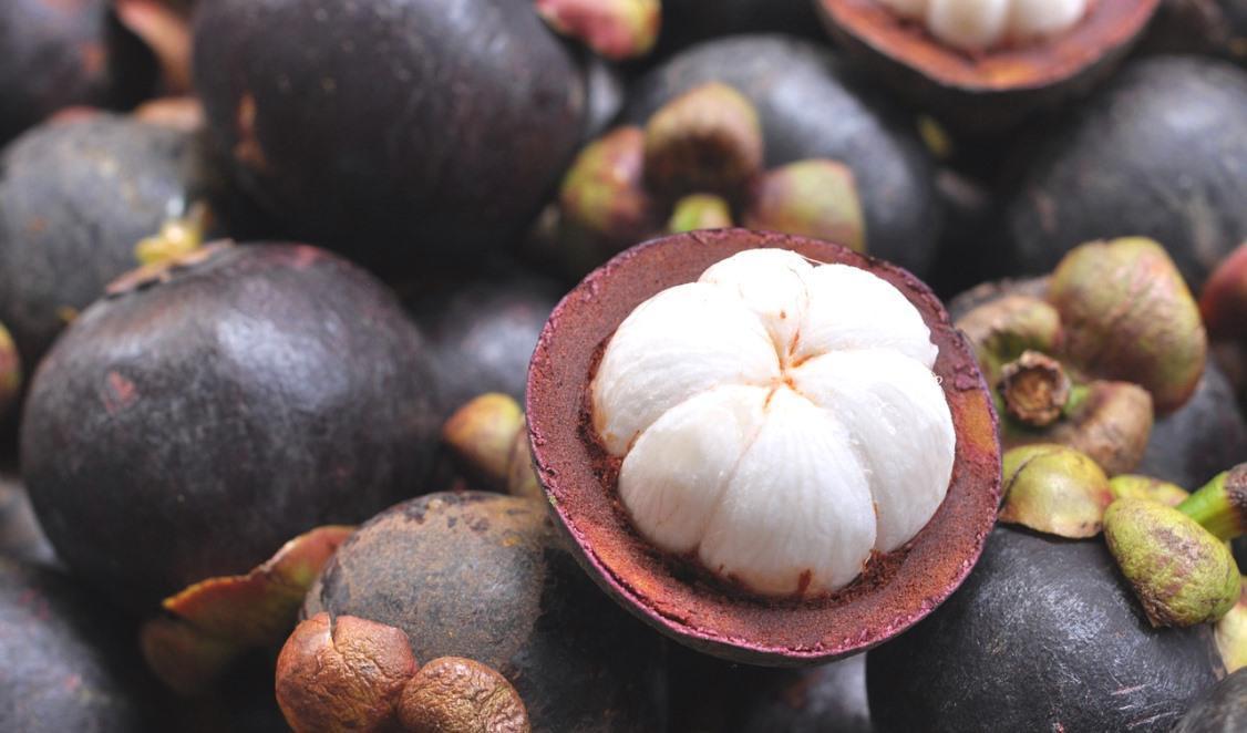 Mangostan är känd i Thailand som "drottningen" av alla frukter och har en spännande, delikat smak och är rik på C-vitamin. 