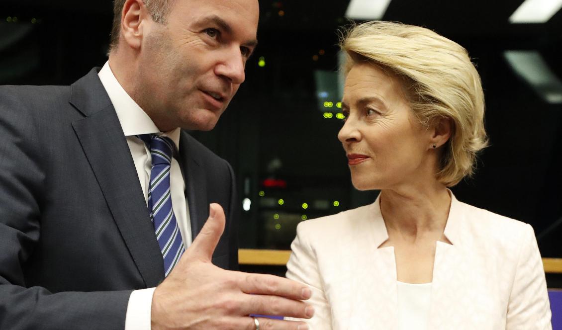 Ursula von der Leyen tillsammans med kristdemokratiskt konservativa partigruppen EPP:s tidigare spitzenkandidat Manfred Weber i EU-parlamentet i Strasbourg. Foto: Jean-Francois Badias/AP/TT