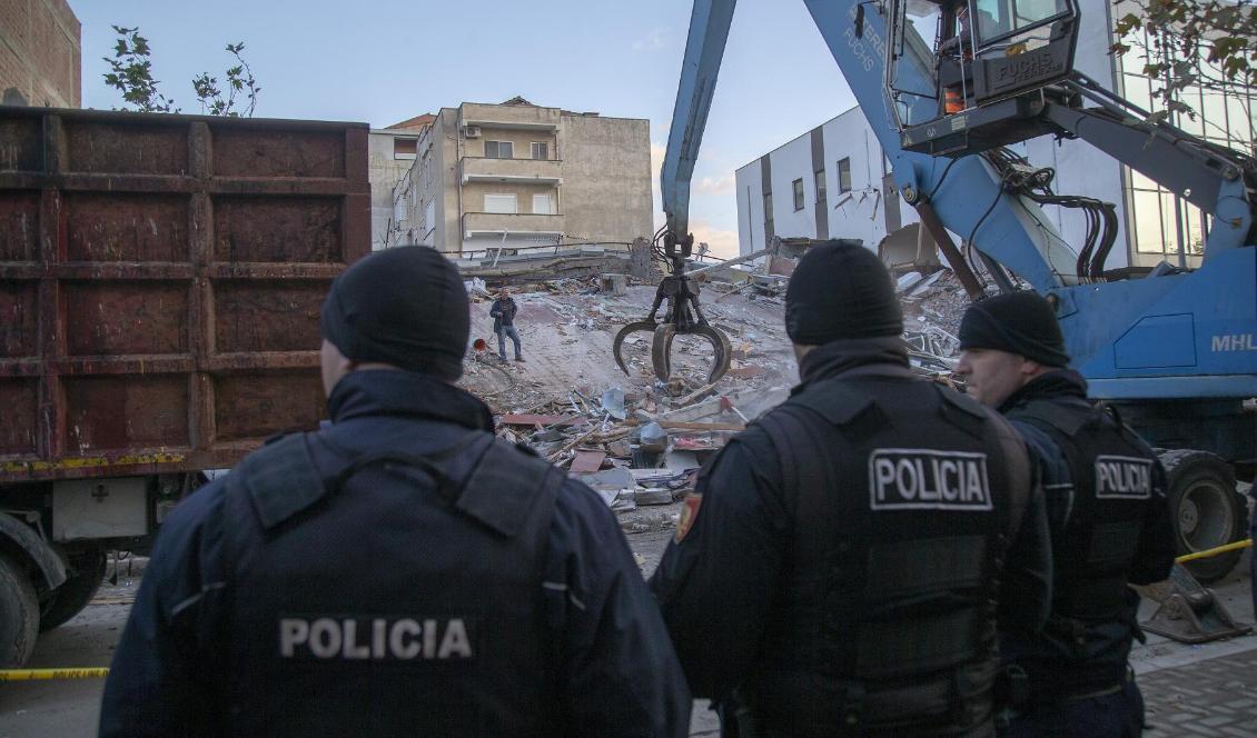 Sökandet fortsätter efter skalvet i Albanien. Foto: Visar Kryeziu/AP/TT