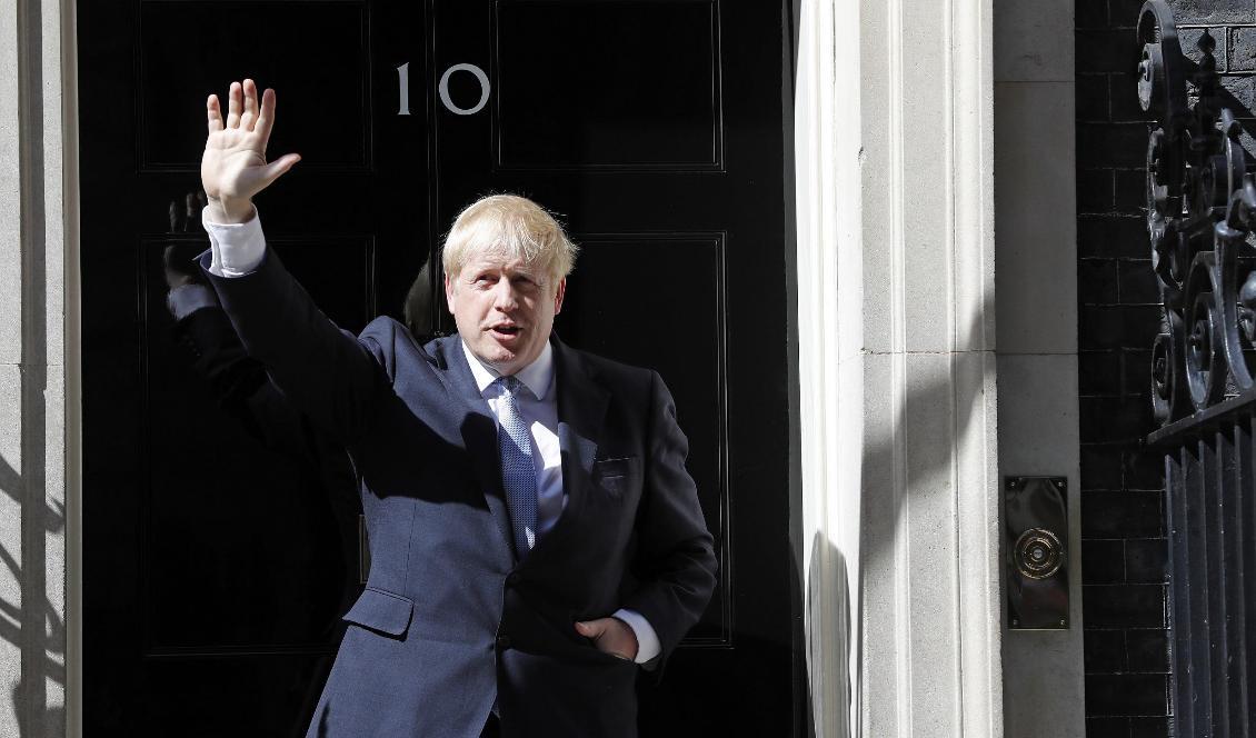 Boris Johnson gör sitt första framträdande som premiärminister utanför 10 Downing Street. Foto: Frank Augstein/AP/TT