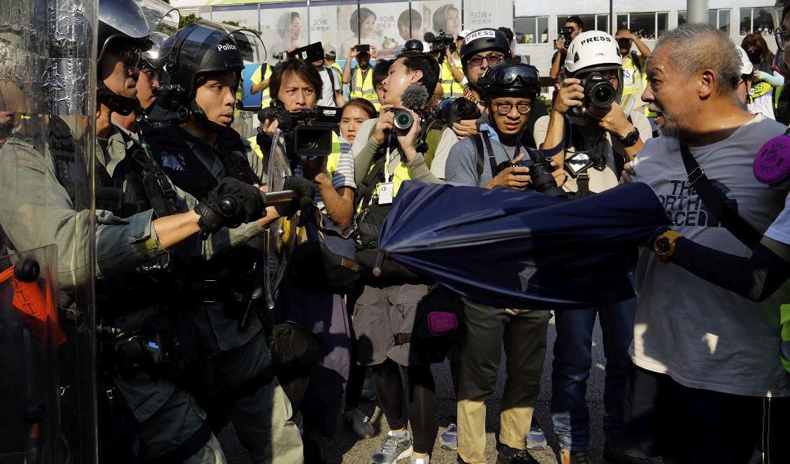 Polis, demonstranter och journalister under ytterligare en helg av demonstrationer i Hongkong. Foto: Vincent Yu/AP/TT