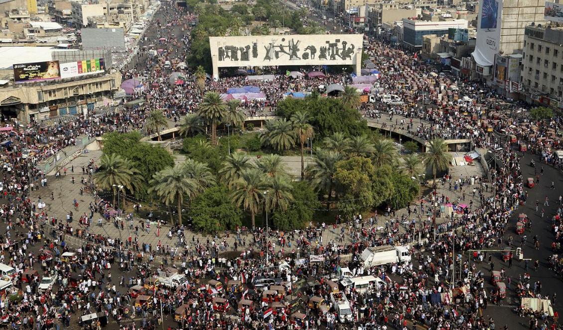 Demonstranter på Tahrirtorget i Bagdad på onsdagen. Foto: Hadi Mizban/AP/TT