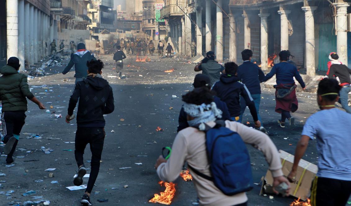 Oroligheterna i Irak fortsätter. Här gatuprotester mot regeringen i huvudstaden Bagdad på tisdagen. Foto: Khalid Mohammed/AP/TT