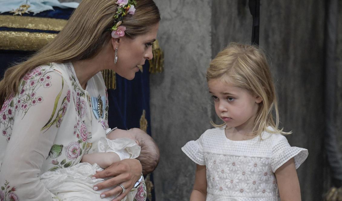 
Prinsessan Madeleine med prinsessan Adrienne och storasyster Leonore i Drottningholms slottskyrka på Adriennes dop förra sommaren. Foto: Janerik Henriksson/TT-arkivbild                                                