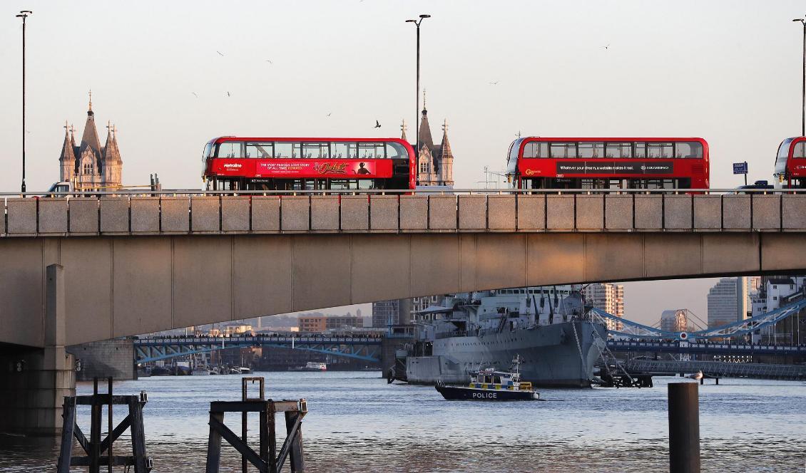 En polisbåt på Themsen, och övergivna bussar på London Bridge, efter fredagens dåd. Foto: Frank Augstein/AP/TT