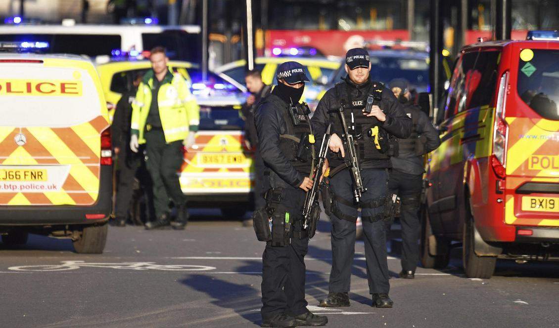 

En man uppges ha attackerat människor med kniv på London Bridge i centrala London på fredagseftermiddagen. Foto: Dominic Lipinski/PA via AP/TT                                                                                                