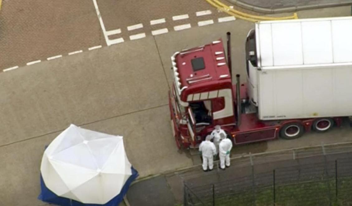 Kriminaltekniker undersöker lastbilen i Grays, öster om London. Mordutredningen som inletts är en av de största i Storbritanniens historia. Foto: AP/TT